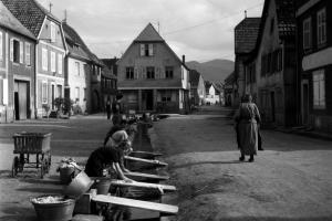 Le lavoir de Chatenois, Alsace,1945 © Atelier Robert Doisneau